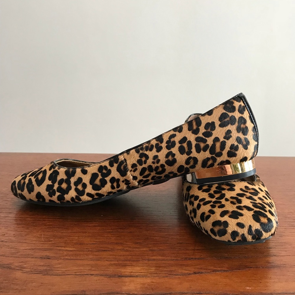 Size 9 Me Too calf hair leopard flats